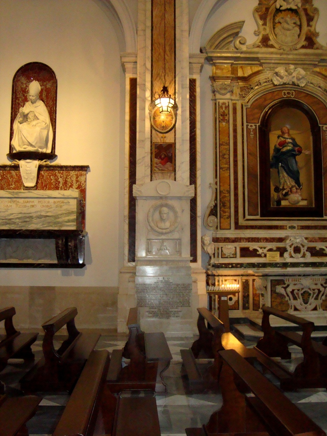 funeral monument in  the cathedral (1).JPG